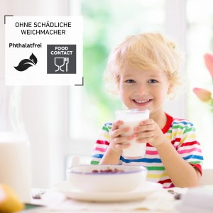 Kind trinkt Milch am Tisch mit Venilia Tischset. Phthalatfrei und lebensmittelecht.
