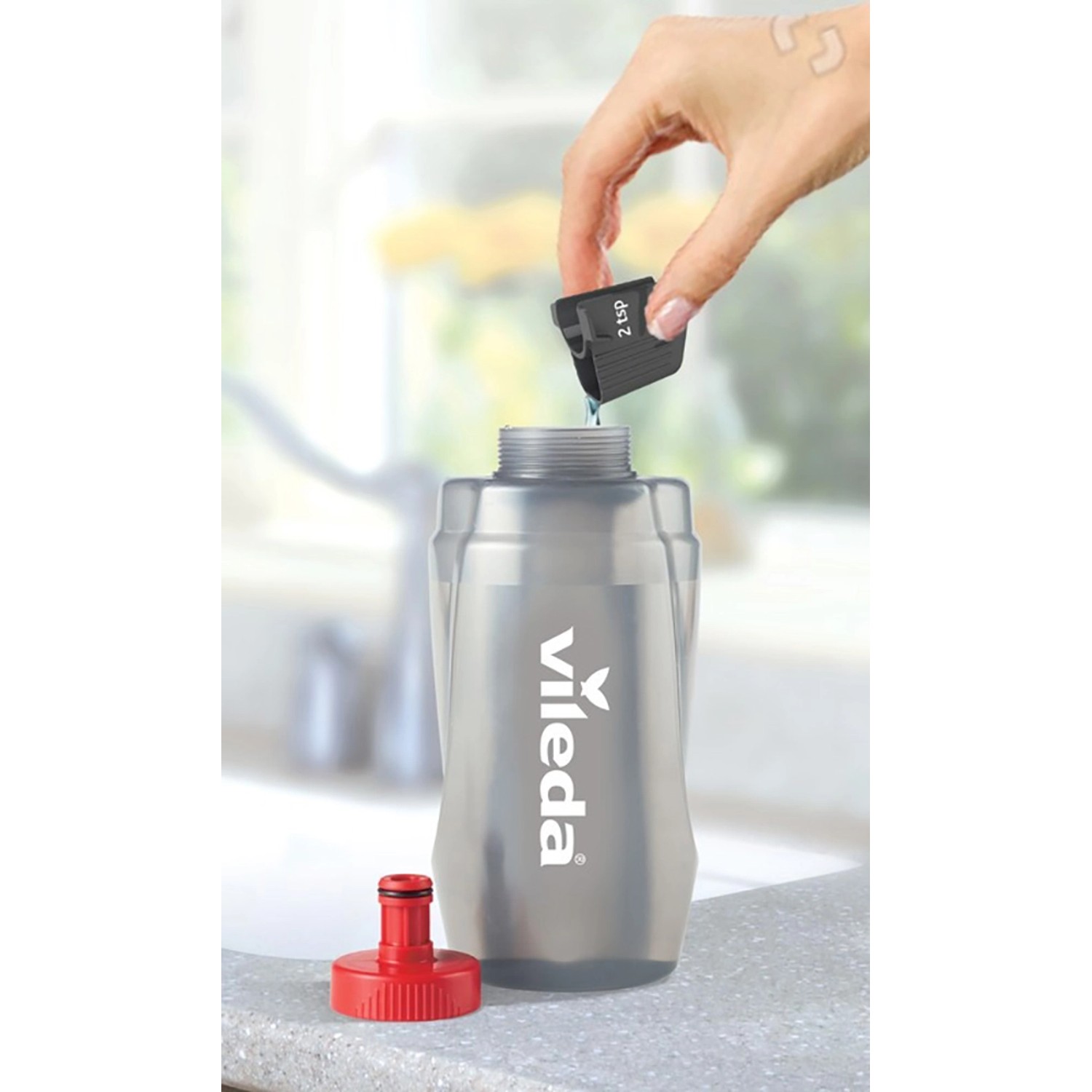 Befüllen des Vileda Sprüh-Wischers 1-2-SprayMax mit Reiniger. Reinigungsgerät mit Tank.