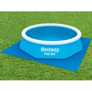Bestway Flowclear Poolbodenplane, blau, quadratisch, unter einem Pool auf Rasen.