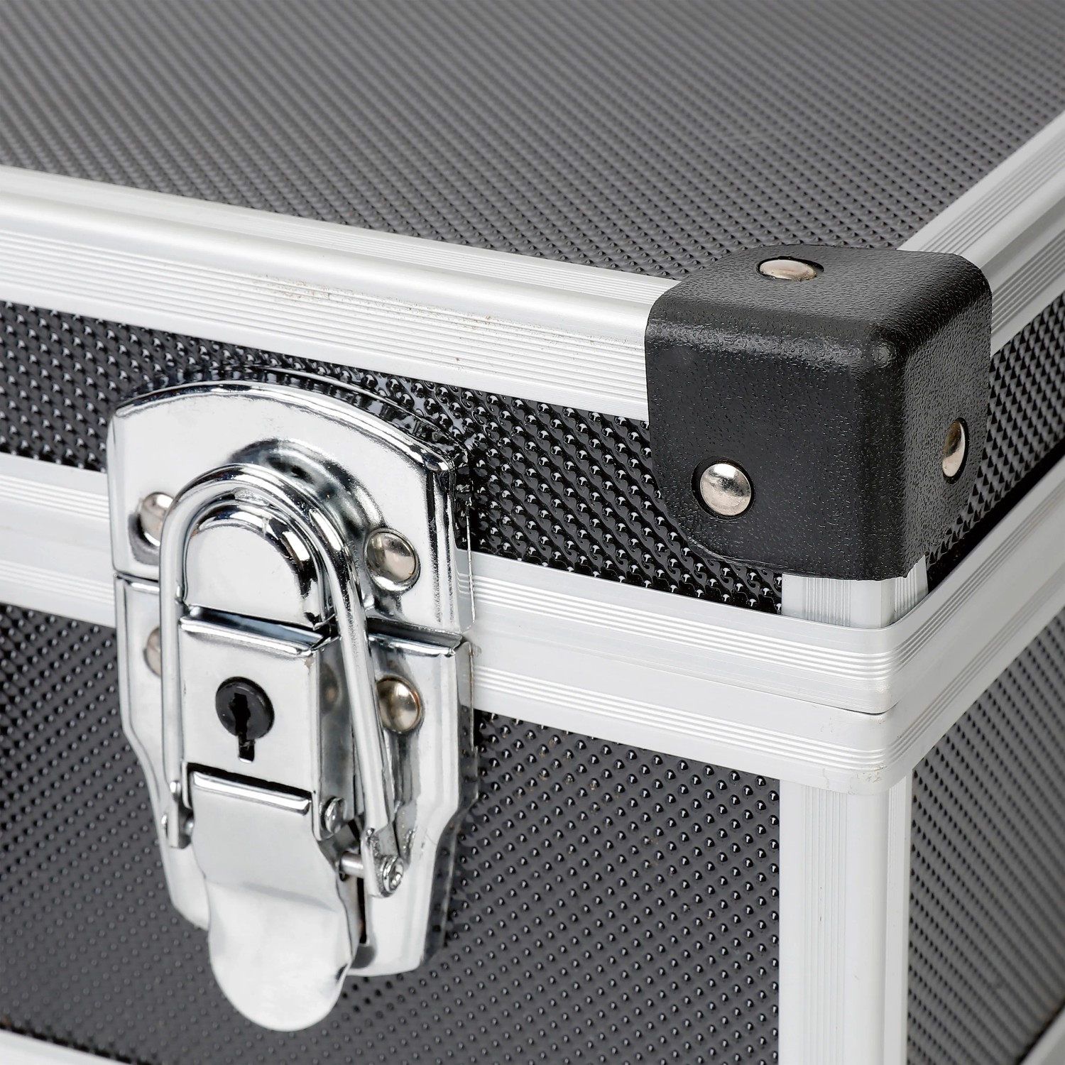 Detailaufnahme: LUX Werkzeugkoffer Set, 3-teilig, mit Alurahmen und Schnappverschluss.