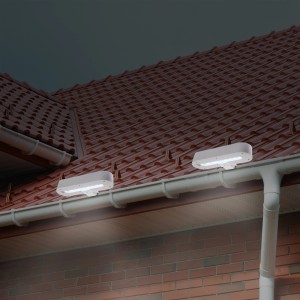 2er-Set weiße LED-Solar-Wandleuchten von Näve an einer Dachrinne.