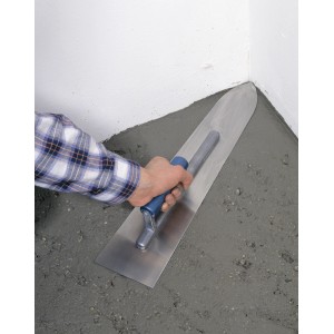 LUX Bodenlegerkelle 500mm Classic im Einsatz, spitze Form für Ecken, Maurer-, Fliesenleger- & Verlegewerkzeug.