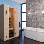 Weka Infrarotkabine Vaala 2 mit Linienstrahlern im Badezimmer mit Badewanne.