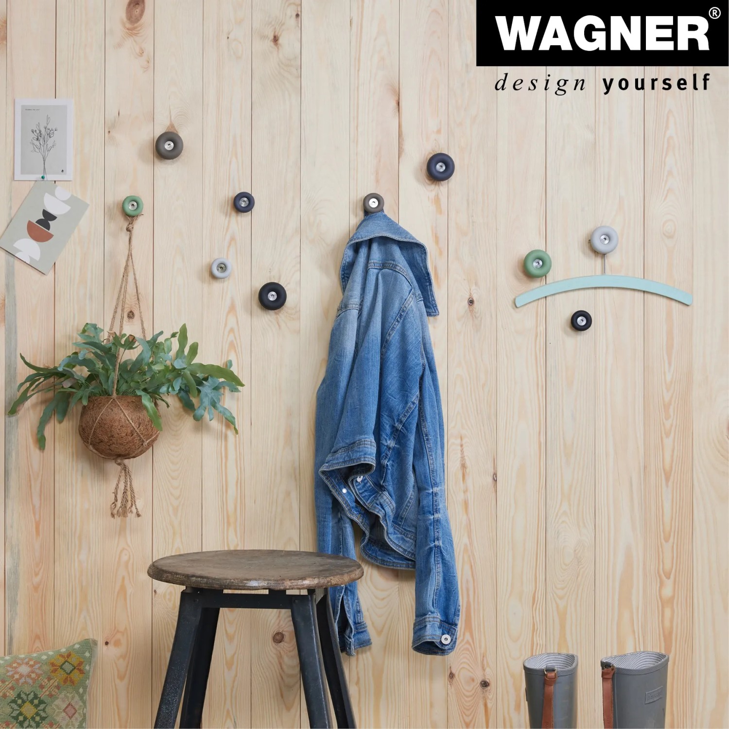 Wandhaken-Set Dot von Wagner, schiefergrau und hellgrau, 4 Stück, an Holzwand mit Jacke und Deko.