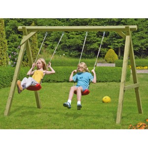 Grüne T&J Schaukel Till aus Kreuzholz mit zwei Kindern auf roten Schaukelsitzen.