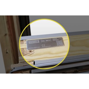 Detailaufnahme: Typenschild eines Velux Dachfensters für Avosdim Verdunkelungsrollo.
