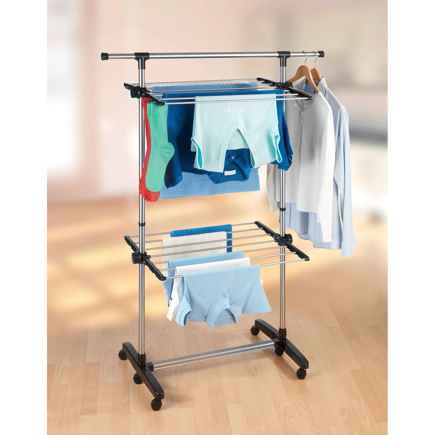 Wenko Platzspar-Wäschetrockner in Silber mit Wäsche, ausziehbar und rollbar.