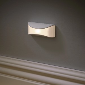 Mr.Beams LED-Batterieleuchte mit Sensor, 2er-Pack, als Nachtlicht an grauer Wand.