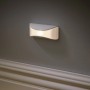 Mr.Beams LED-Batterieleuchte mit Sensor, 2er-Pack, als Nachtlicht an grauer Wand.