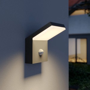 Moderne, schwarze LED-Außenwandleuchte mit Bewegungsmelder, Aluminium, 1-flammig.
