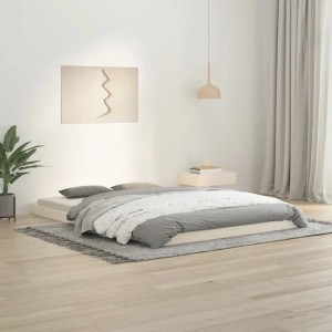 Weißes Massivholzbett 140x200 cm aus Kiefernholz, niedriges Bettgestell mit grauer Bettwäsche in modernem Schlafzimmer.