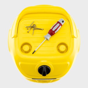Gelber Kärcher WD 2 Plus Nass-Trockensauger mit Schraubenzieher und Schrauben von oben.