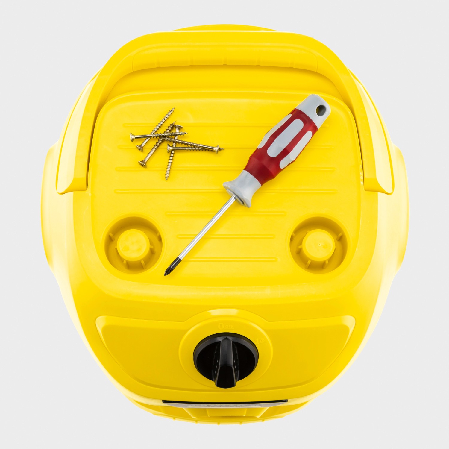 Gelber Kärcher WD 2 Plus Nass-Trockensauger mit Schraubenzieher und Schrauben von oben.