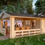 Skan Holz Gartenhaus Alicante 2, naturbelassen mit überdachter Terrasse und Personen.