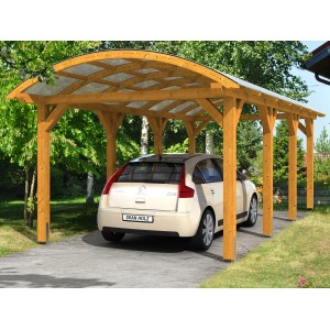 Skan Holz Carport Franken, Eiche hell, mit gebogenem Dach und Auto. Einzelcarport aus Leimholz mit Doppelstegplatten.