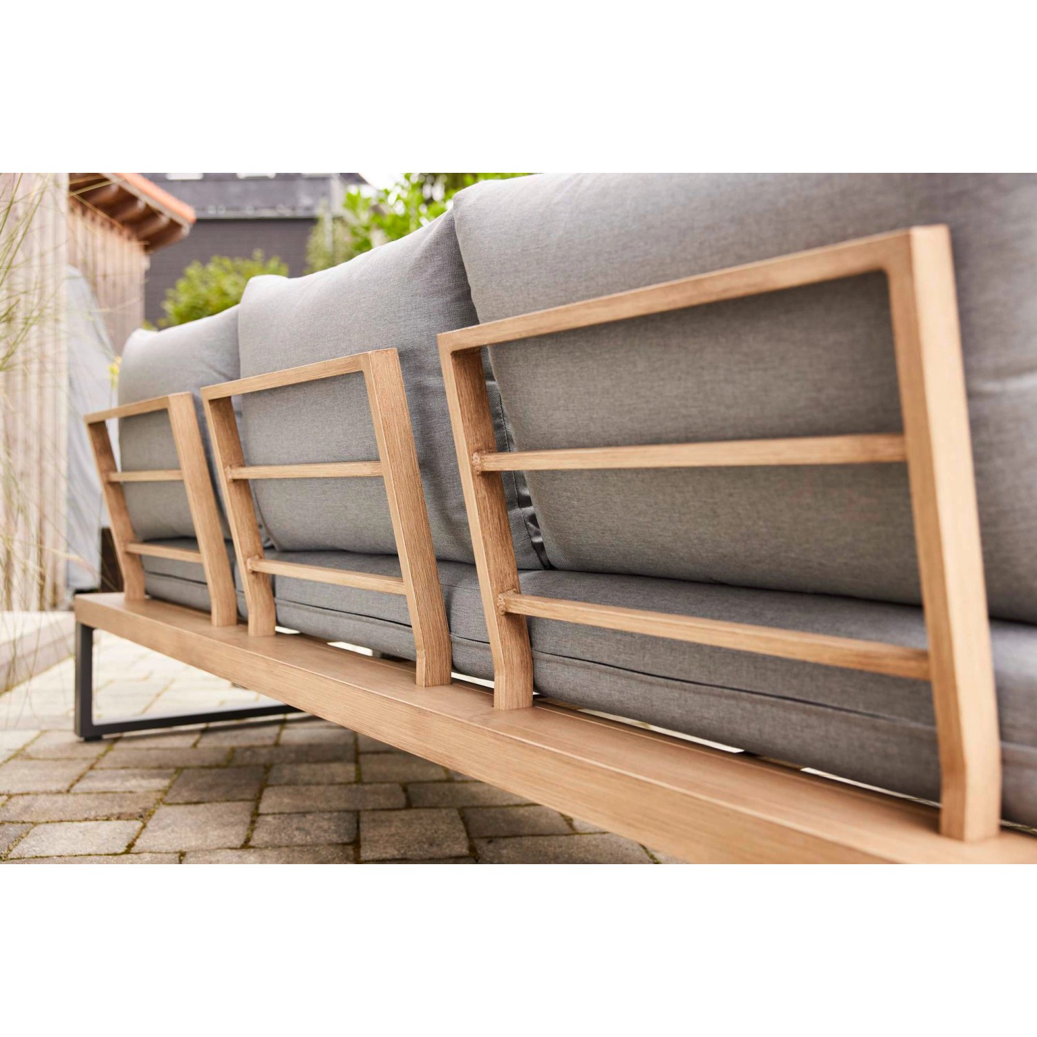 Detailansicht Lounge-Set Calora, 3-teilig, Rattangeflecht grau, Aluminiumrahmen, graue Kissen.