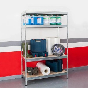 Verzinktes KARAT Weitspannregal/Schwerlastregal mit vier Ablageflächen und diversen Gegenständen.