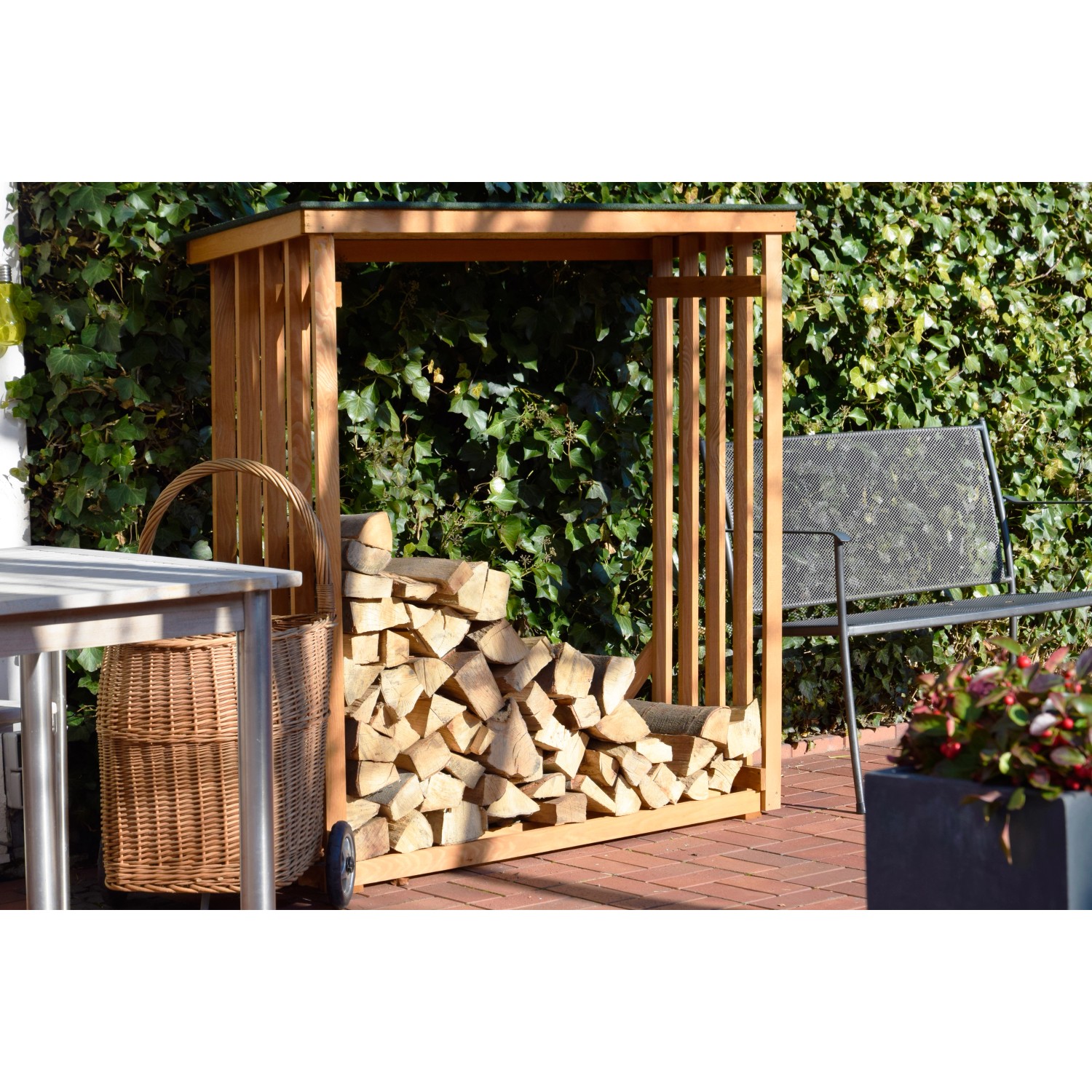Dobar Kaminholzregal aus Kiefernholz, 140 cm breit, mit Brennholz gefüllt im Garten.