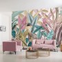 Komar Fototapete Mathilda Multicolor (350x250 cm) im Wohnraum mit rosa Sofa und tropischen Blättern.