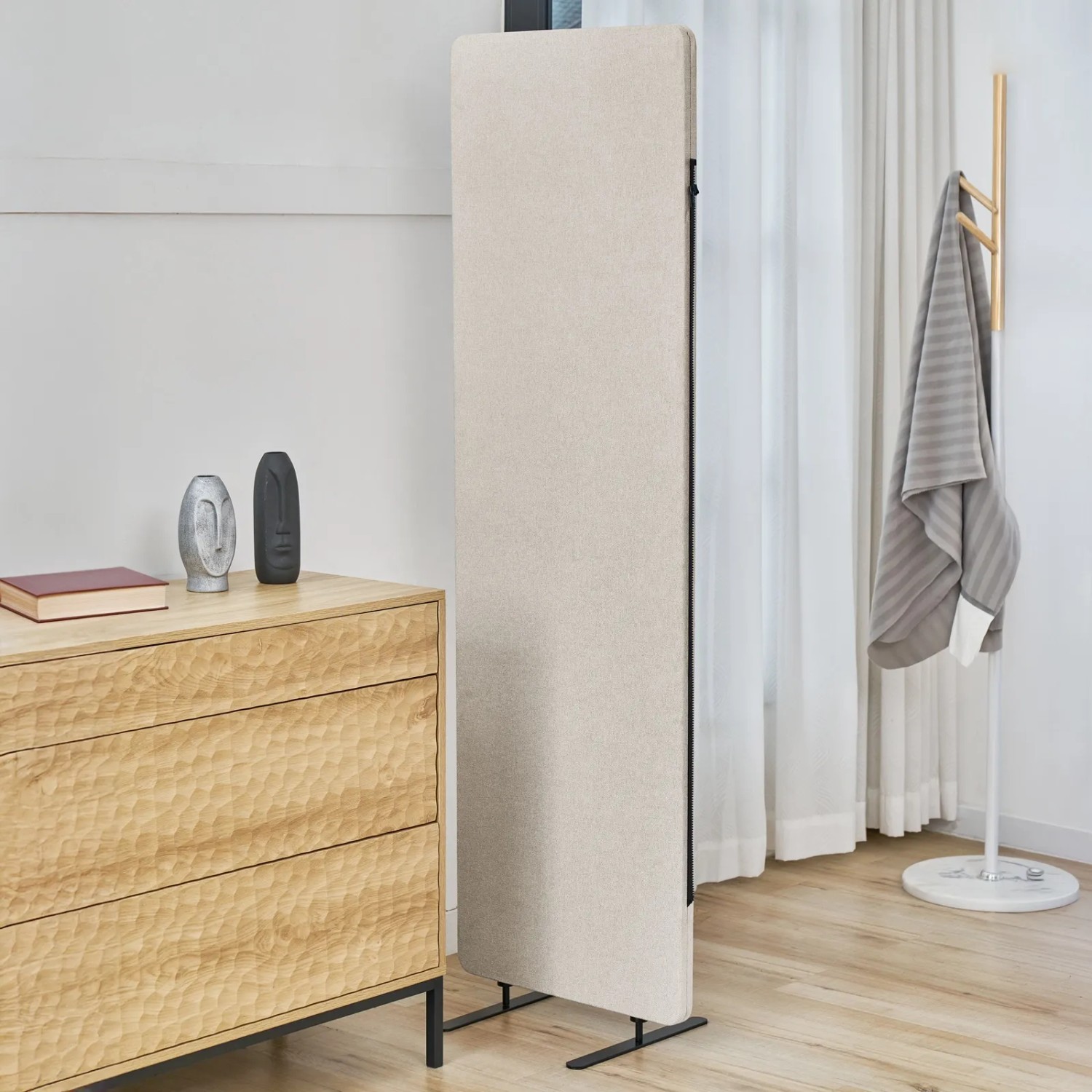 Svita Otis Stellwand, beige Raumteiler mit Metallfüßen im Wohnraum.