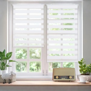 Weißes Sekey Doppelrollo Klemmfix am Fenster, blickdicht, 70x100cm. Fenstervorhang mit Streifenmuster.