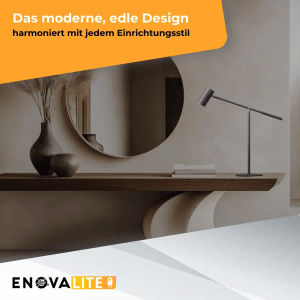 Schwarze ENOVALITE Tischleuchte mit Flexarm auf einem Tisch. Moderne Schreibtischlampe mit GU10 Fassung.