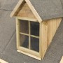 Detailansicht: Fenster mit Sprossen am SwingKing Spielhaus Milan aus Holz mit Dachpappe.