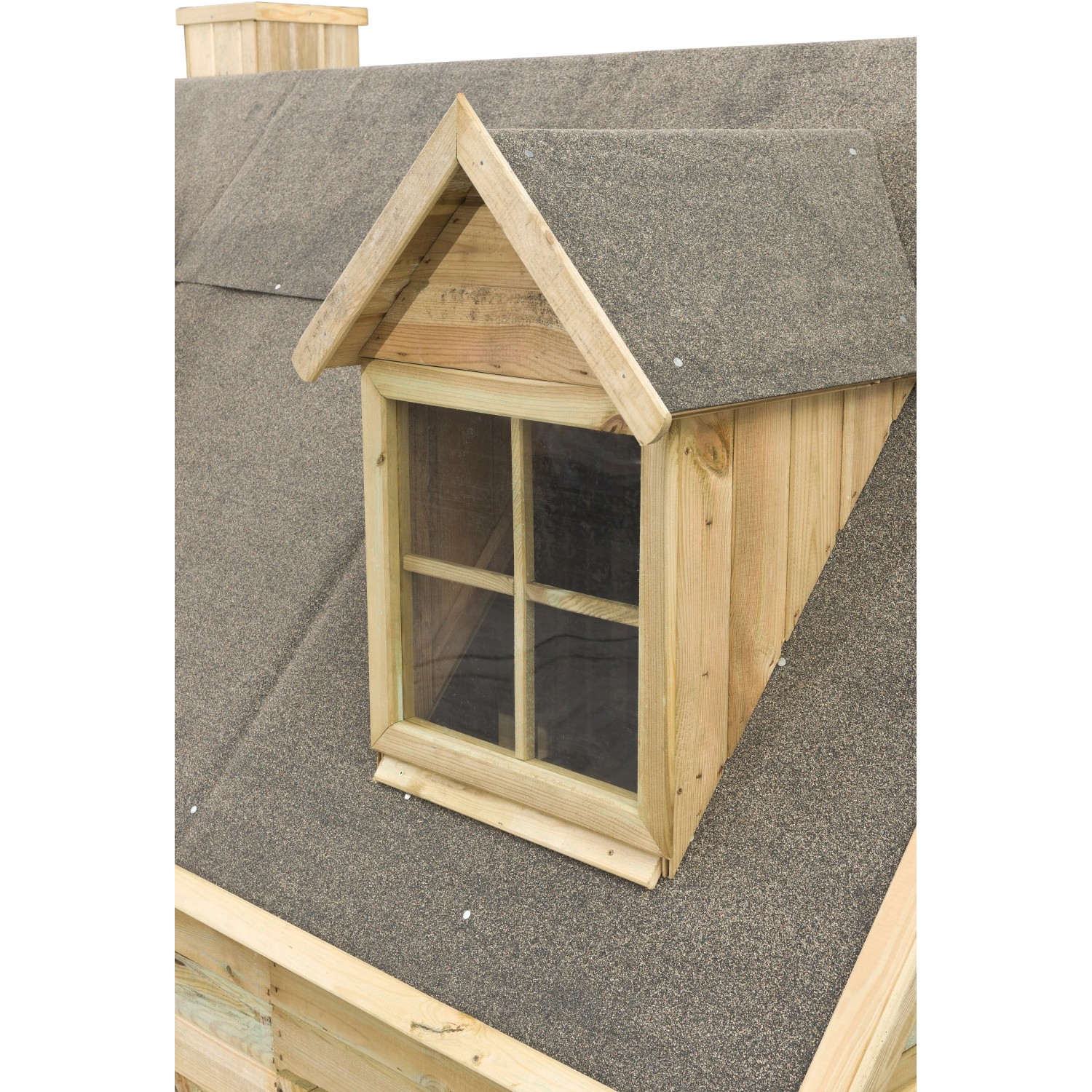 Detailansicht: Fenster mit Sprossen am SwingKing Spielhaus Milan aus Holz mit Dachpappe.