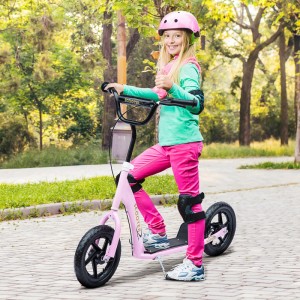 Mädchen mit pinkem HOMCOM Kinderroller mit Hinterbremse im Park.