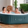Bestway LAY-Z-SPA Ibiza AirJet Whirlpool, dunkelgrün, mit 4 Personen im Garten.
