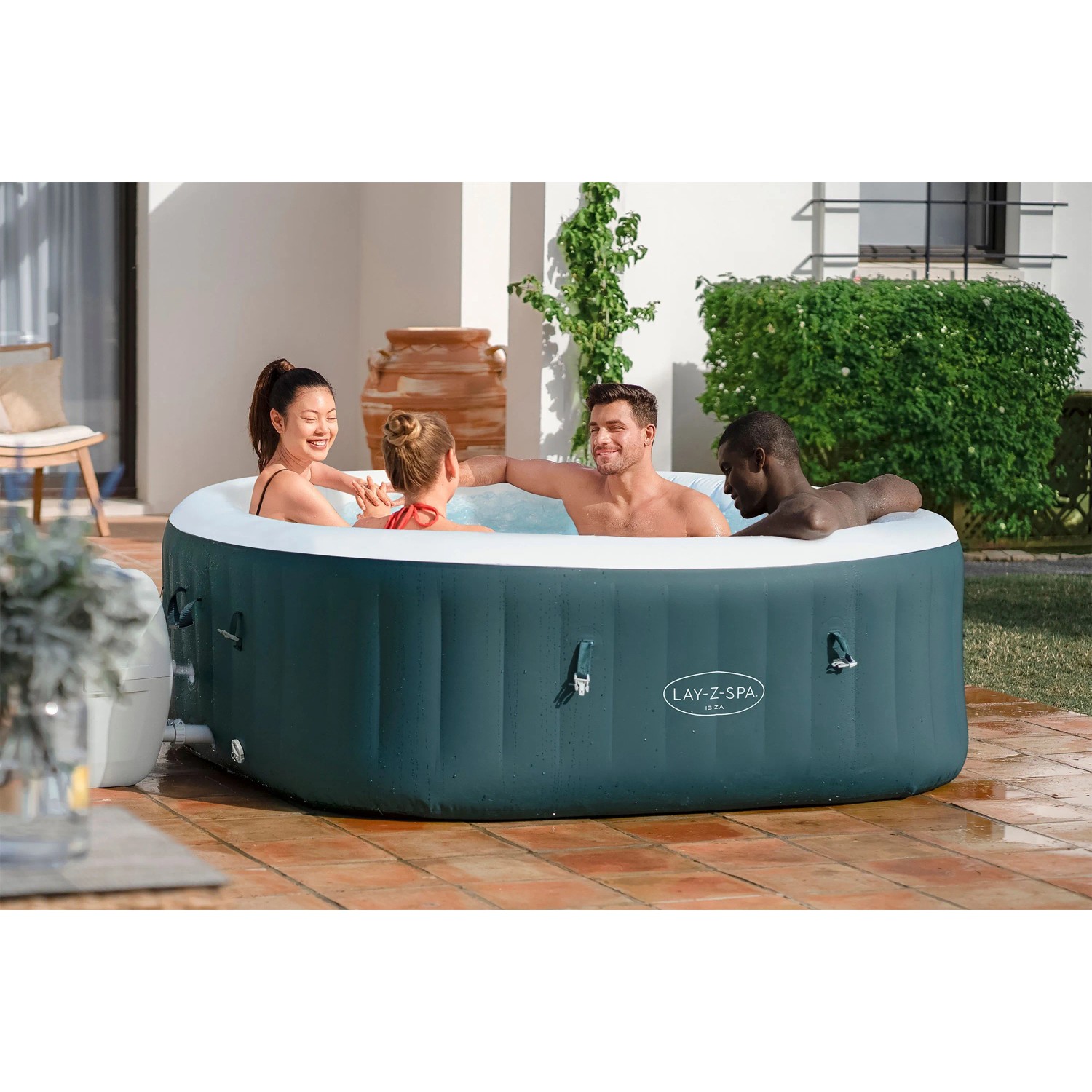 Bestway LAY-Z-SPA Ibiza AirJet Whirlpool, dunkelgrün, mit 4 Personen im Garten.