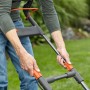 Gardena Elektro-Rasenmäher PowerMax 1800/42 in Nutzung: Person schiebt den Rasenmäher auf Rasenfläche.