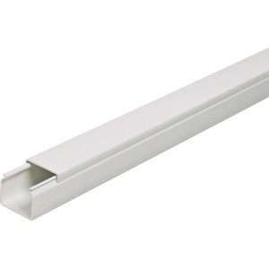 Weißer Kabelkanal, 30x30 mm, 2 m Länge. Zur Verlegung von Kabeln.