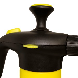 Detailaufnahme: Mesto Bugsi 360° Drucksprüher, 1,5 l, gelb/schwarz. Düse und Pumpe im Fokus.