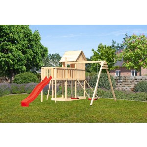 Karibu Stelzenhaus Frieda mit Doppelschaukel, roter Rutsche und Netzrampe im Garten.