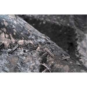 Detailaufnahme: Schwarzer MeGusta Flachflor Teppich im Patchwork-Design aus Leder.