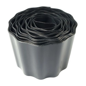 Aufgerollte, schwarze Jardinion Rasenkante aus PET-Kunststoff, 9m lang, für die Beeteinfassung im Garten.