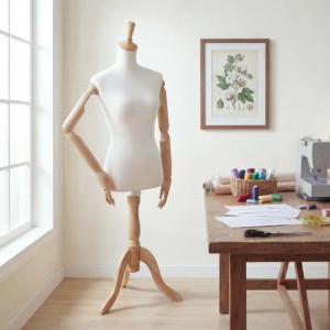 Elegante weibliche Schneiderpuppe mit hellem Stoffbezug, beweglichen Holzarmen und höhenverstellbarem Holzständer für Mode & Deko.