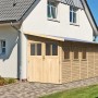 Unbehandeltes Karibu Holz-Gartenhaus Kristiansund mit Pultdach, an Hauswand montiert.