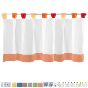 Orange-rote Bistrogardine (150x45 cm) mit Schlaufen für Küchenfenster.