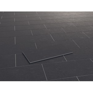 Verlegte, matte, dunkle Bodenfliese aus Feinsteinzeug in Steinoptik, Format 60x30 cm.