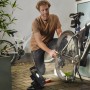 Mann repariert Fahrrad mit Ledvance Arbeitslicht Power4All (15W, 1300lm).