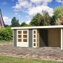 Terragraues Karibu Holz-Gartenhaus Sölve mit Flachdach und Anbau im Garten.