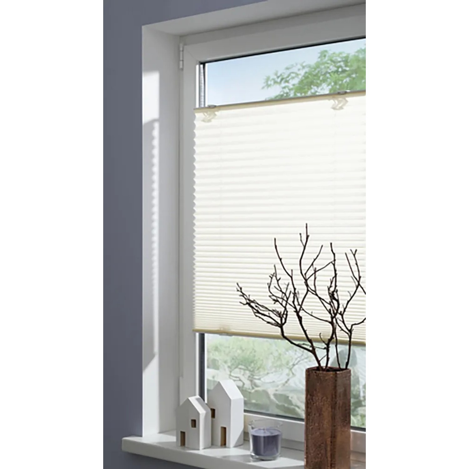 Gardinia Plissee Solo, 50x130 cm, Creme, am Fenster mit Deko. Blickdichtes Rollo für Wohnraum.