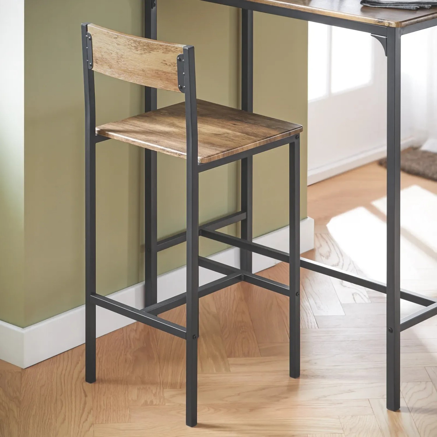 SoBuy Bartisch-Set OGT03-XL: Barhocker mit Holz-Sitzfläche und schwarzem Metallgestell.