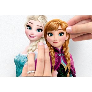 Komar Wandsticker Frozen Sisters (70x50cm) beim Anbringen an der Wand.