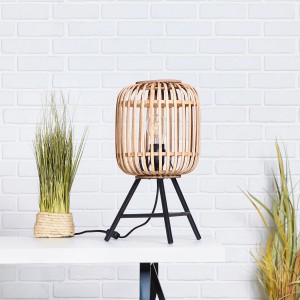 Hellbraune Tischleuchte Woodrow mit Beinen, Bambus-Schirm und schwarzem Metallfuß.