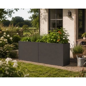 Anthrazit-graues KGT Aluminium-Hochbeet mit Salat, Tomaten und Kräutern auf Kies im Garten. Robustes Metall-Hochbeet.