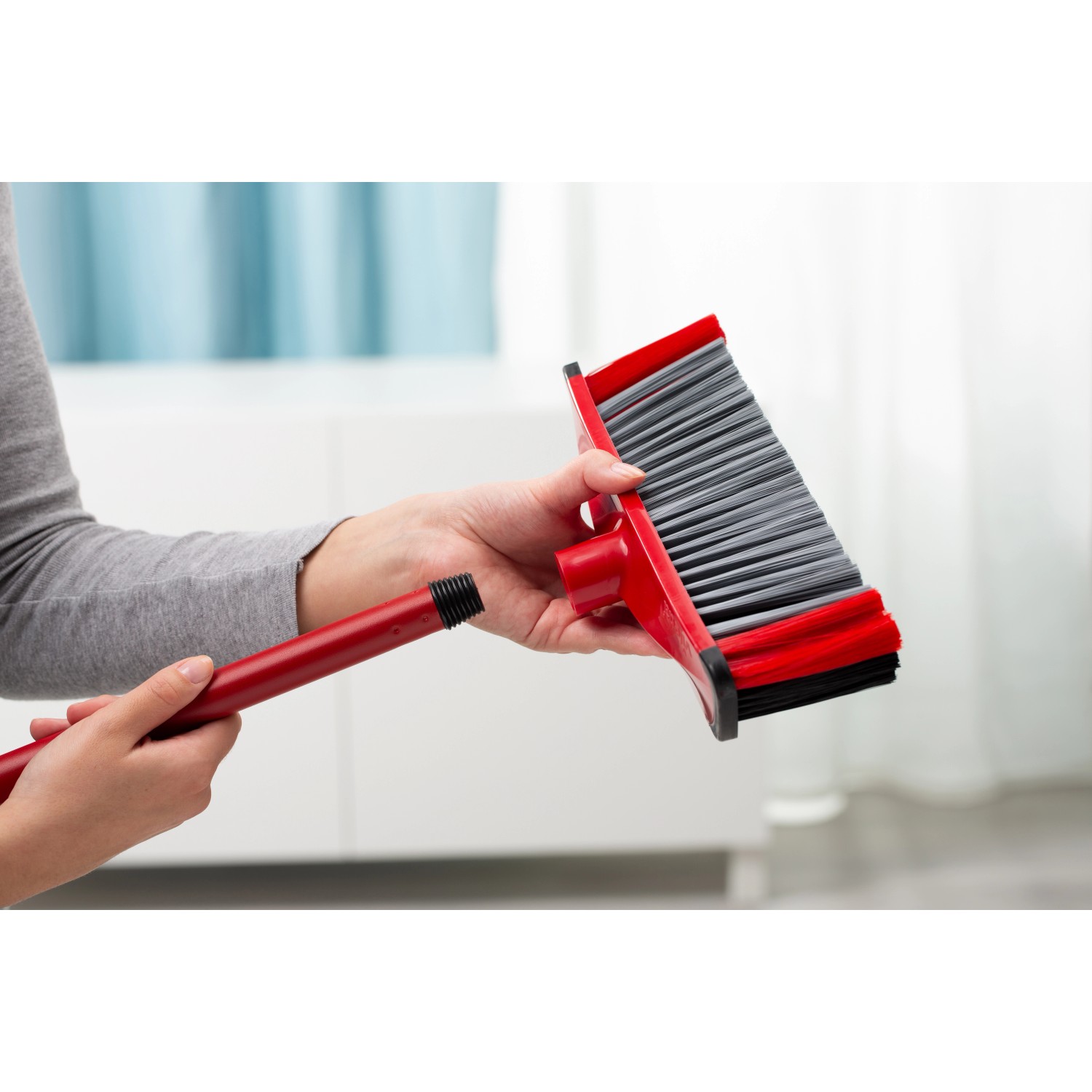 Vileda 3 Action Besen, roter Kehrbesen mit Stiel zum Zusammenstecken, Reinigungsgerät.