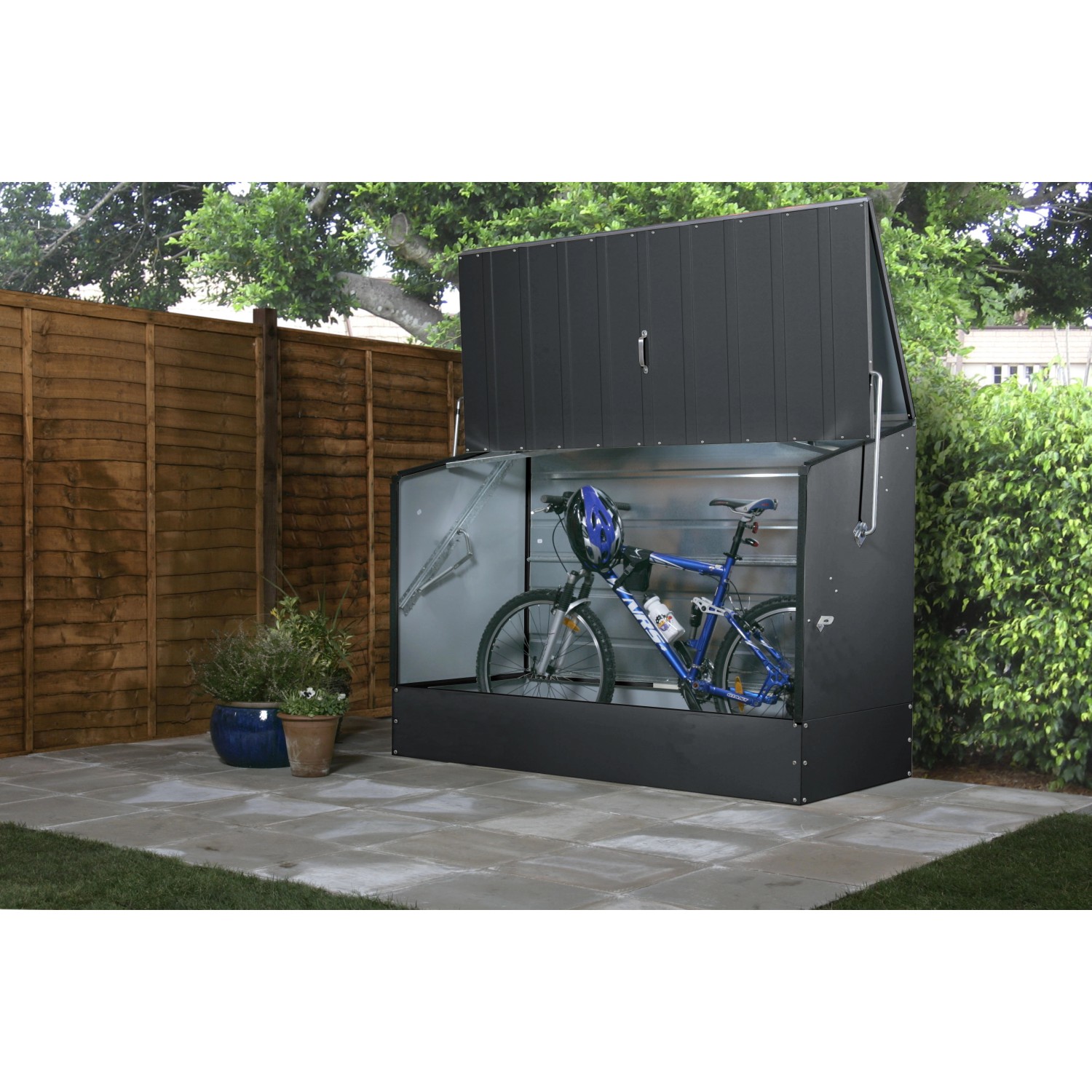 Anthrazitfarbene Trimetals Fahrradgarage mit geöffnetem Deckel und Fahrrad im Inneren.